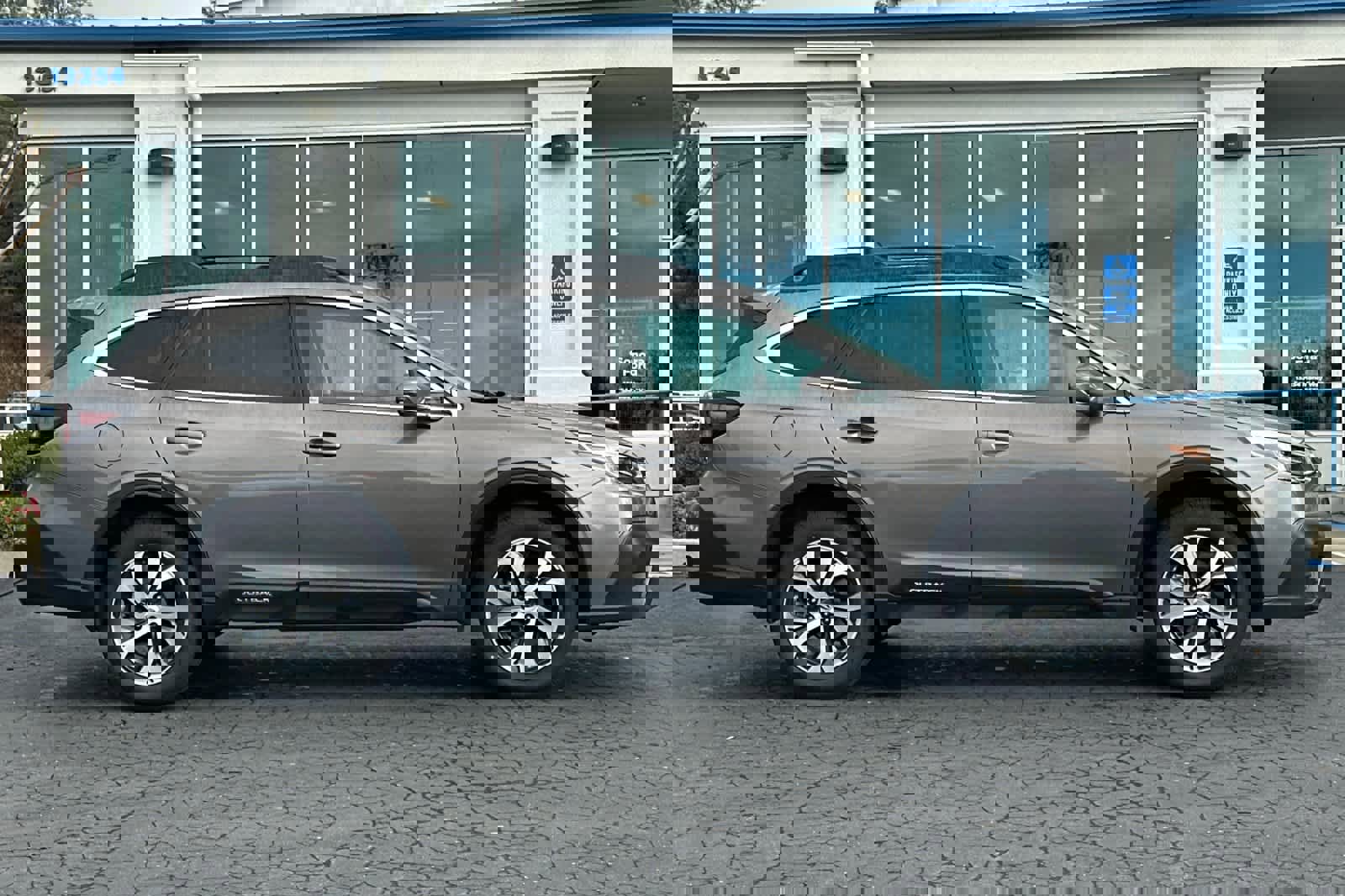 Used 2021 Subaru Outback Limited image 3