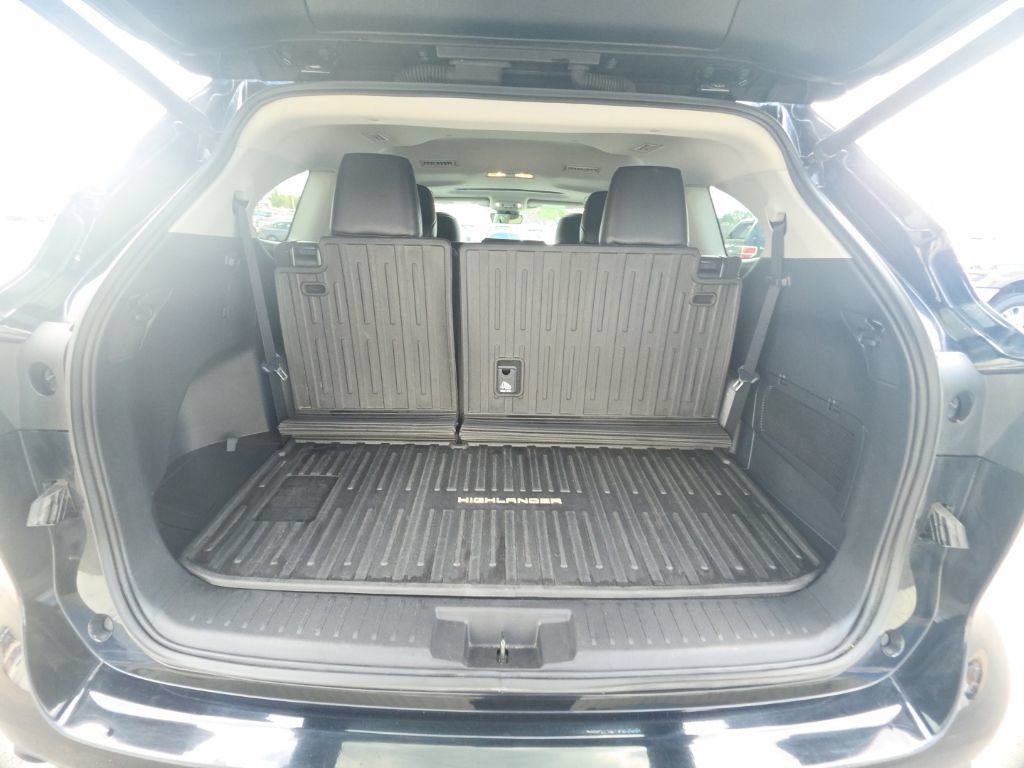 Used 2021 Toyota Highlander XLE AWD/4WD image 32
