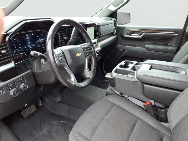 Used 2022 Chevrolet Silverado 1500 LT AWD/4WD image 3