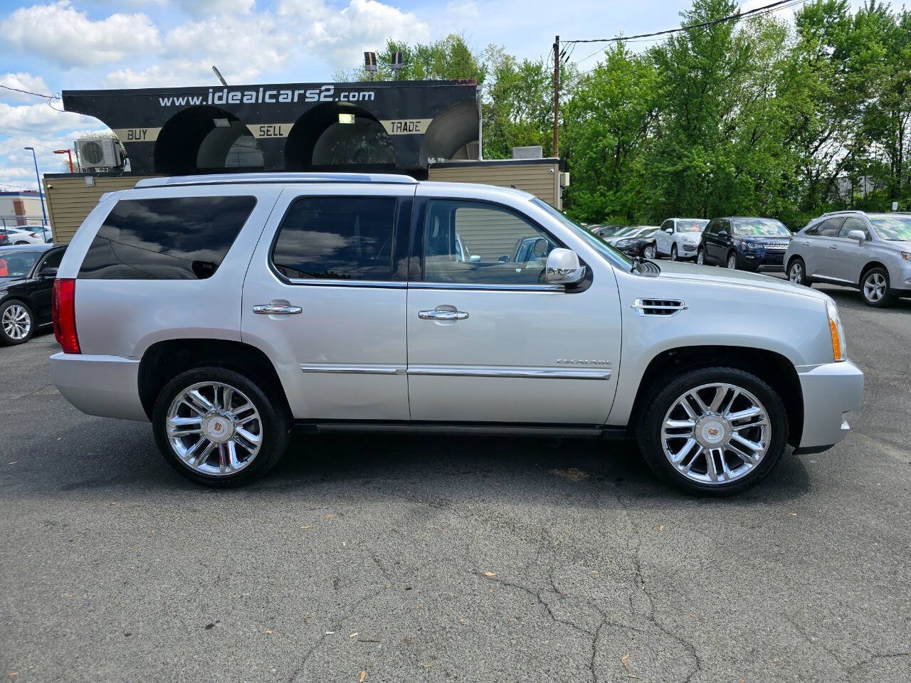 Used 2014 Cadillac Escalade Platinum AWD/4WD image 2