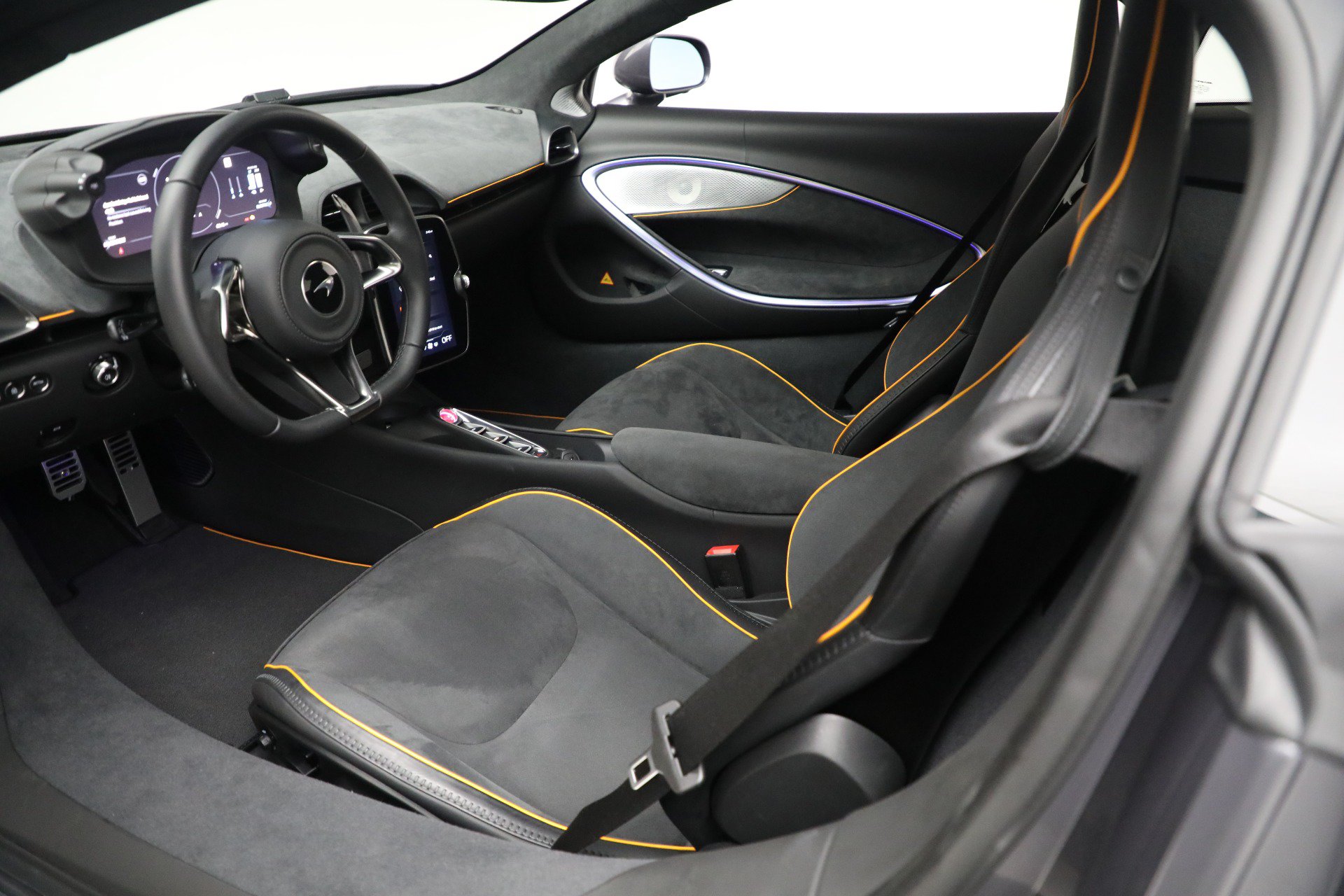Used 2024 McLaren Artura RWD image 23