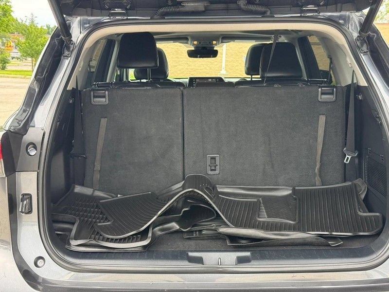 Used 2021 Toyota Highlander XLE AWD/4WD image 9