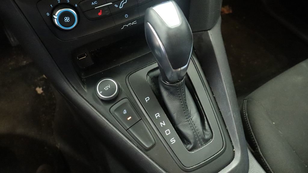 Used 2015 Ford Focus SE w/ SE Sport Package image 27