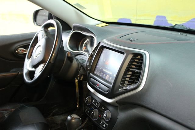 Used 2016 Jeep Cherokee Trailhawk w/ Cold Weather Group image 10