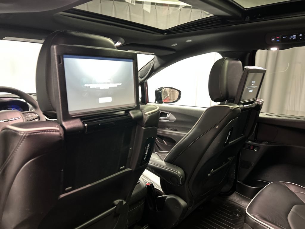 Used 2025 Chrysler Pacifica Premium FWD image 25