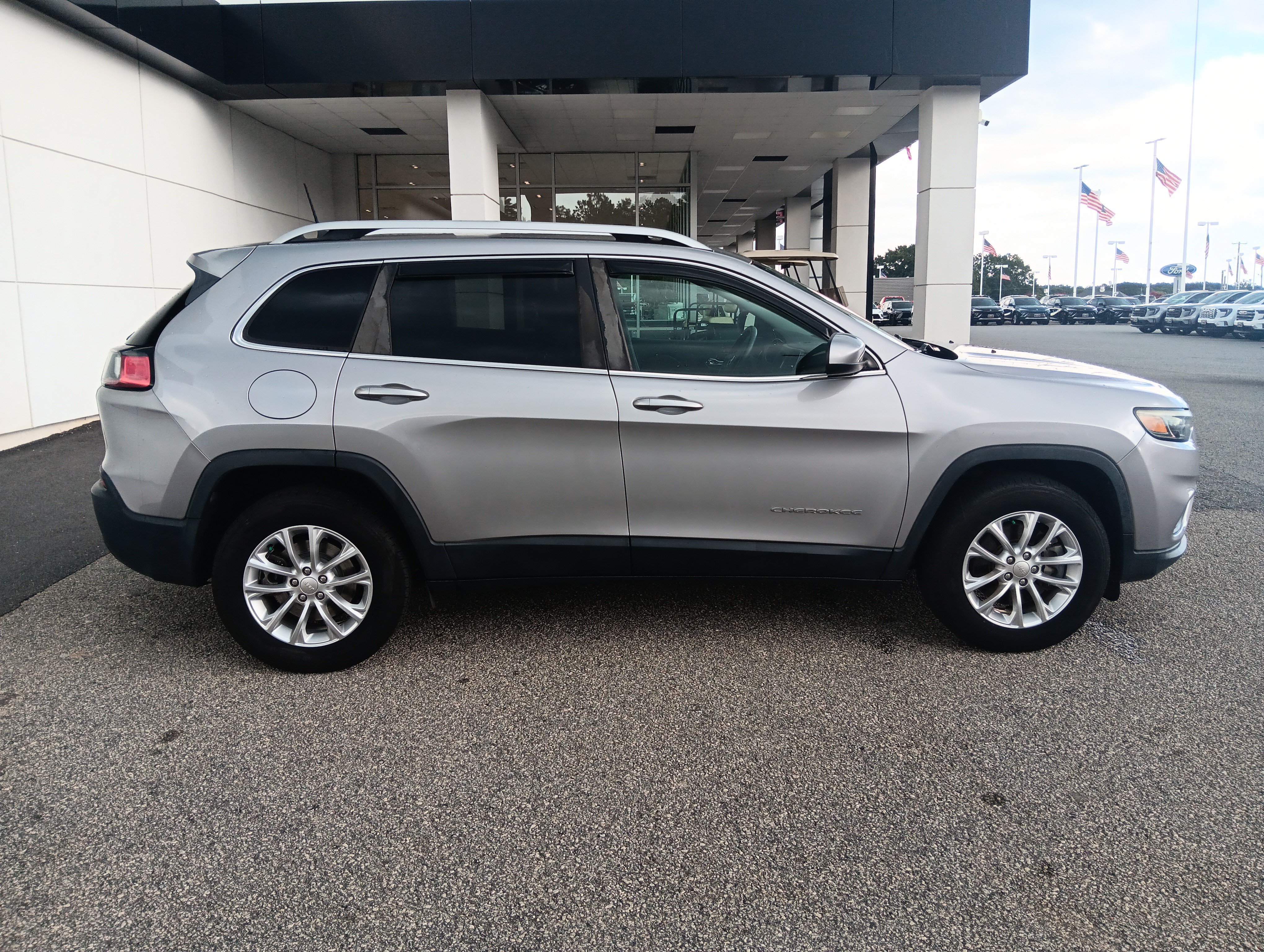 Used 2019 Jeep Cherokee Latitude w/ Popular Appearance Group AWD/4WD image 7