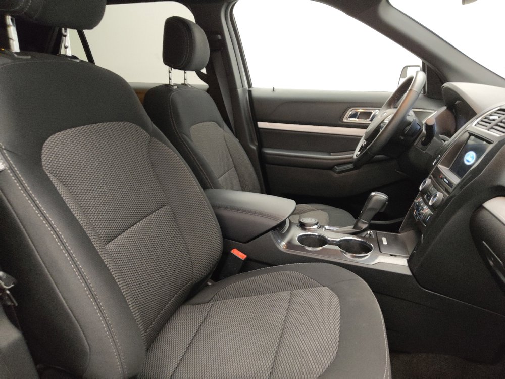 Used 2017 Ford Explorer XLT w/ Equipment Group 201A AWD/4WD image 21