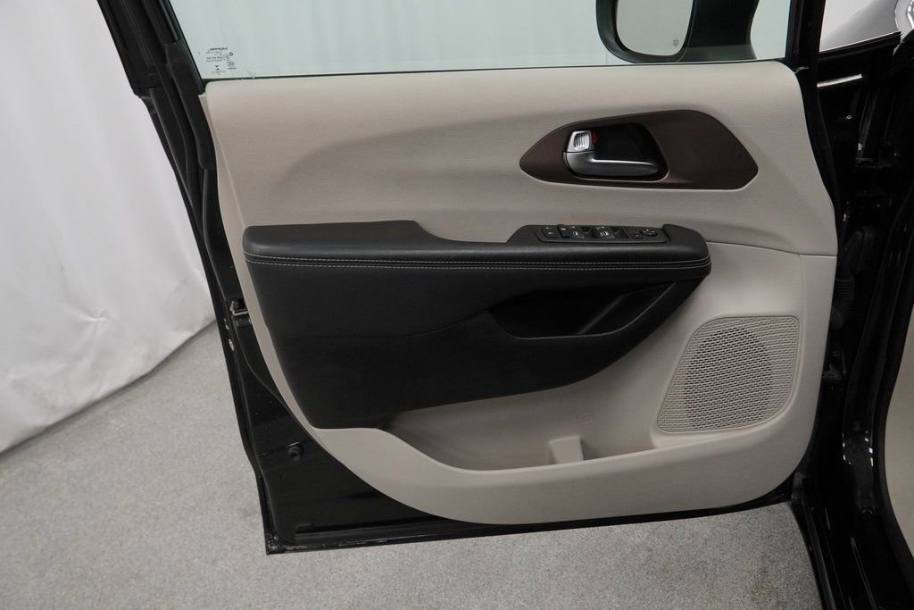 Used 2023 Chrysler Voyager LX image 36