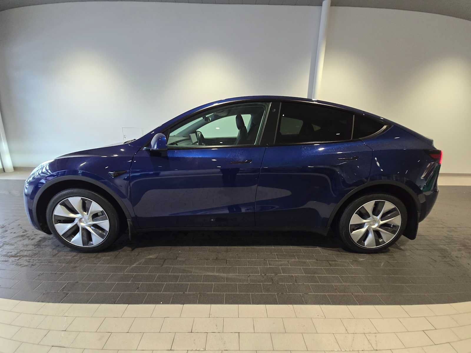 Used 2021 Tesla Model Y Long Range AWD/4WD image 2