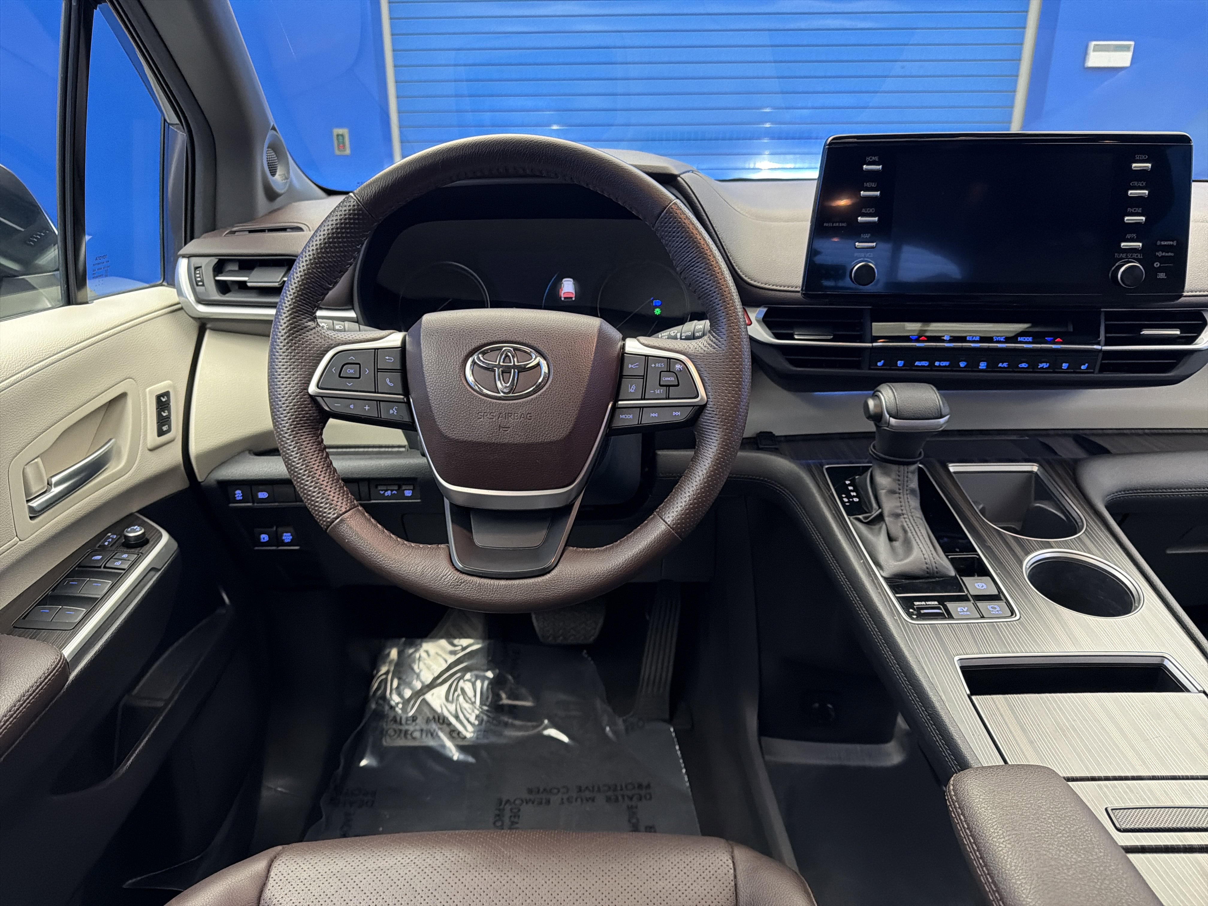 Used 2023 Toyota Sienna Platinum image 32