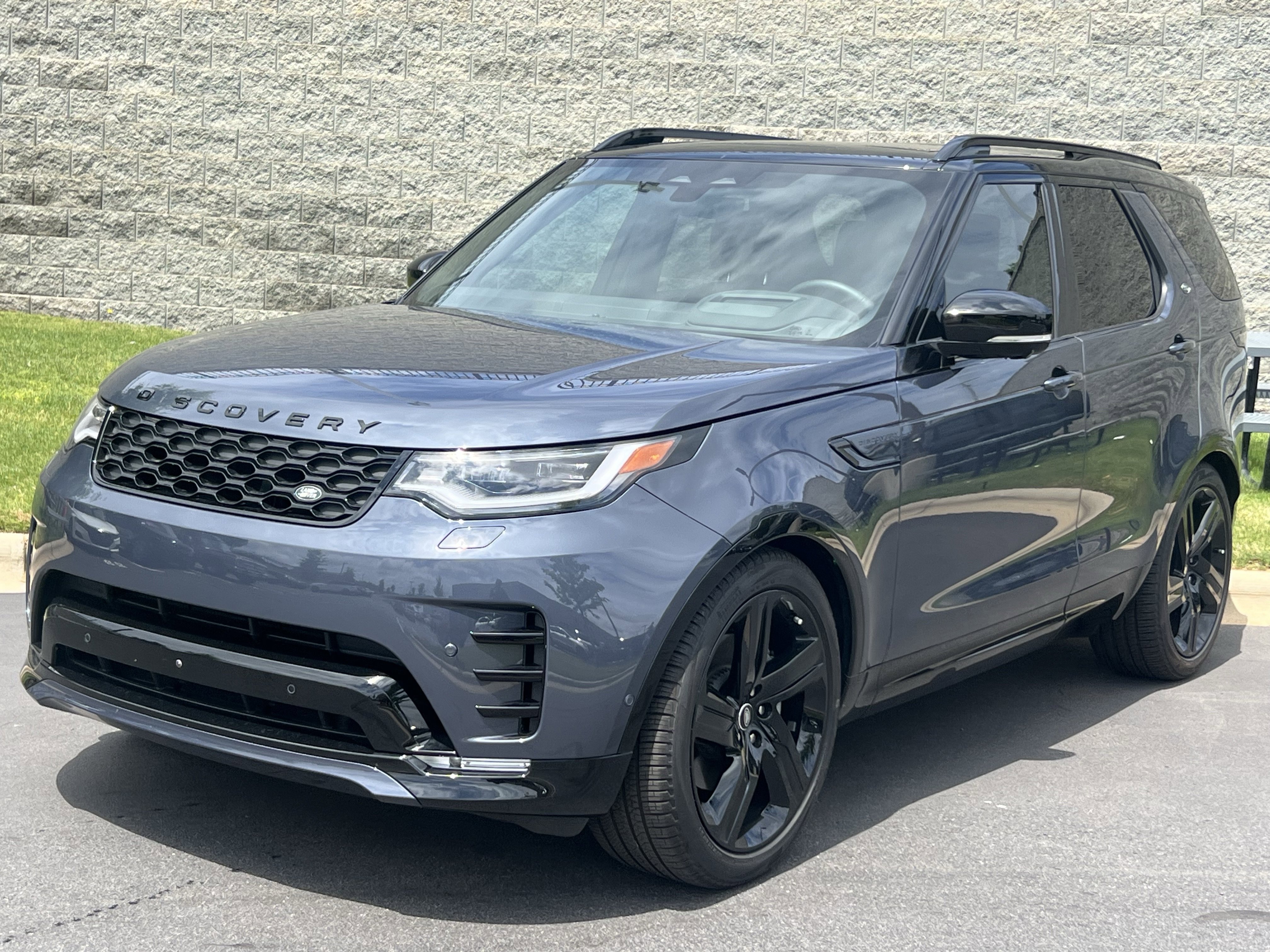 Certified 2025 Land Rover Discovery Dynamic SE AWD/4WD image 2