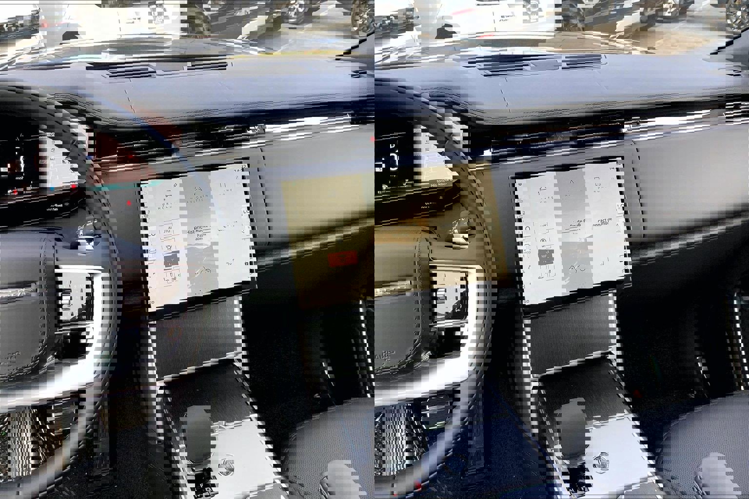 New 2026 Land Rover Range Rover SE image 8