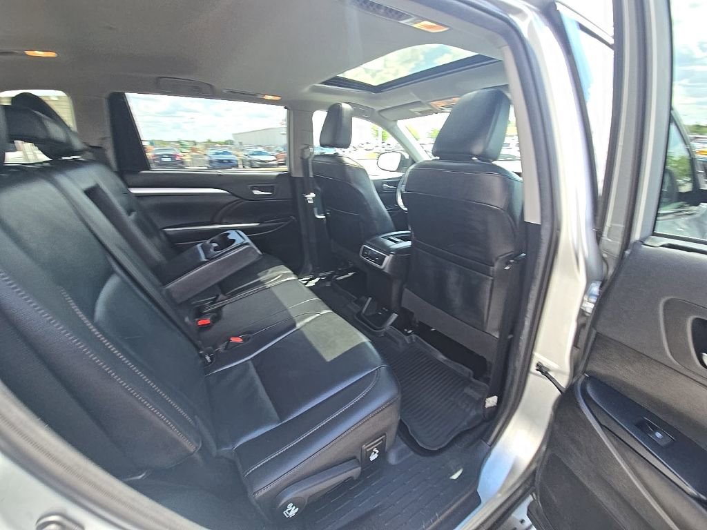 Used 2019 Toyota Highlander XLE AWD/4WD image 31