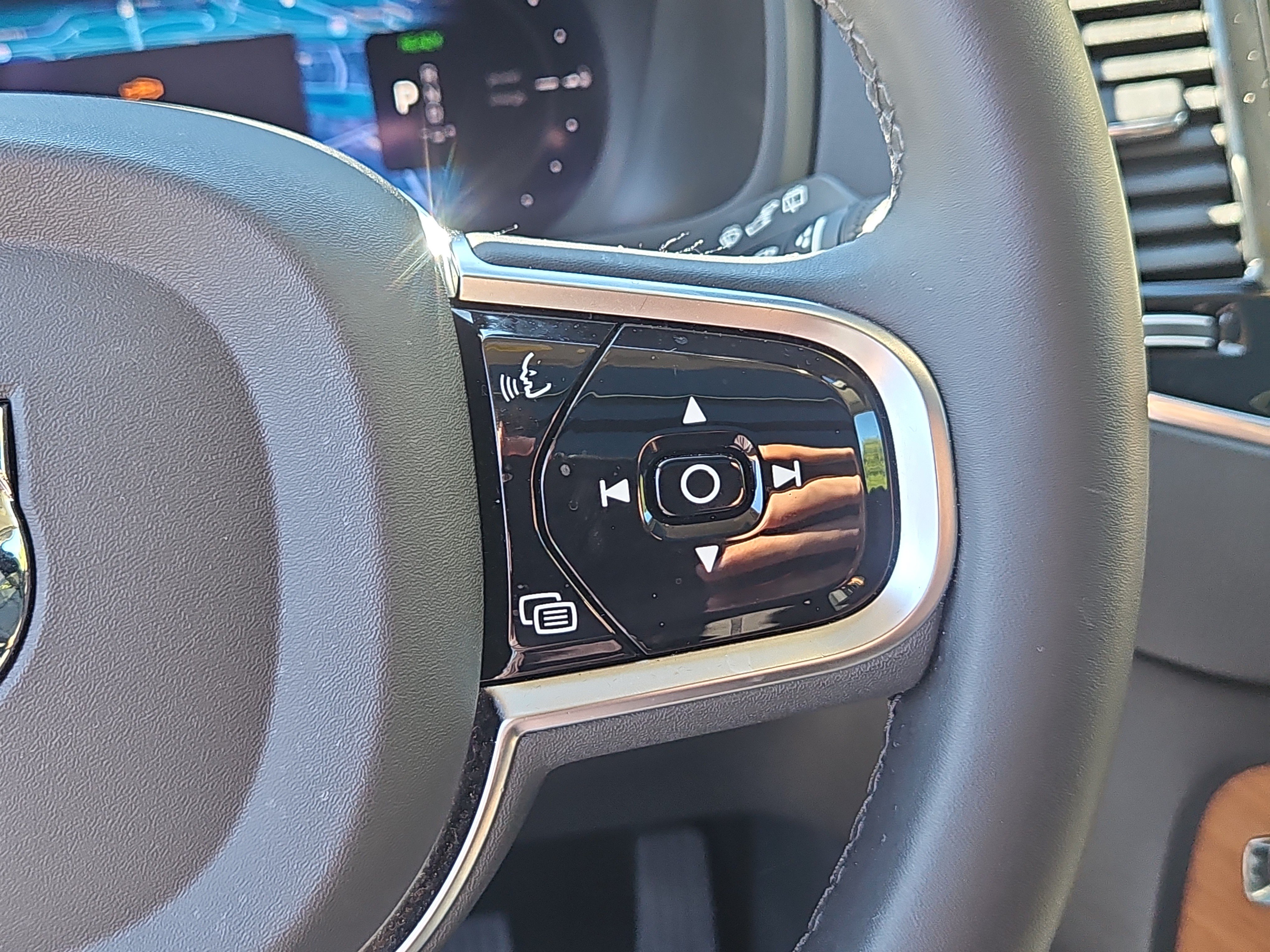 Used 2025 Volvo XC90 T8 Plus w/ Protection Package Premier AWD/4WD image 19
