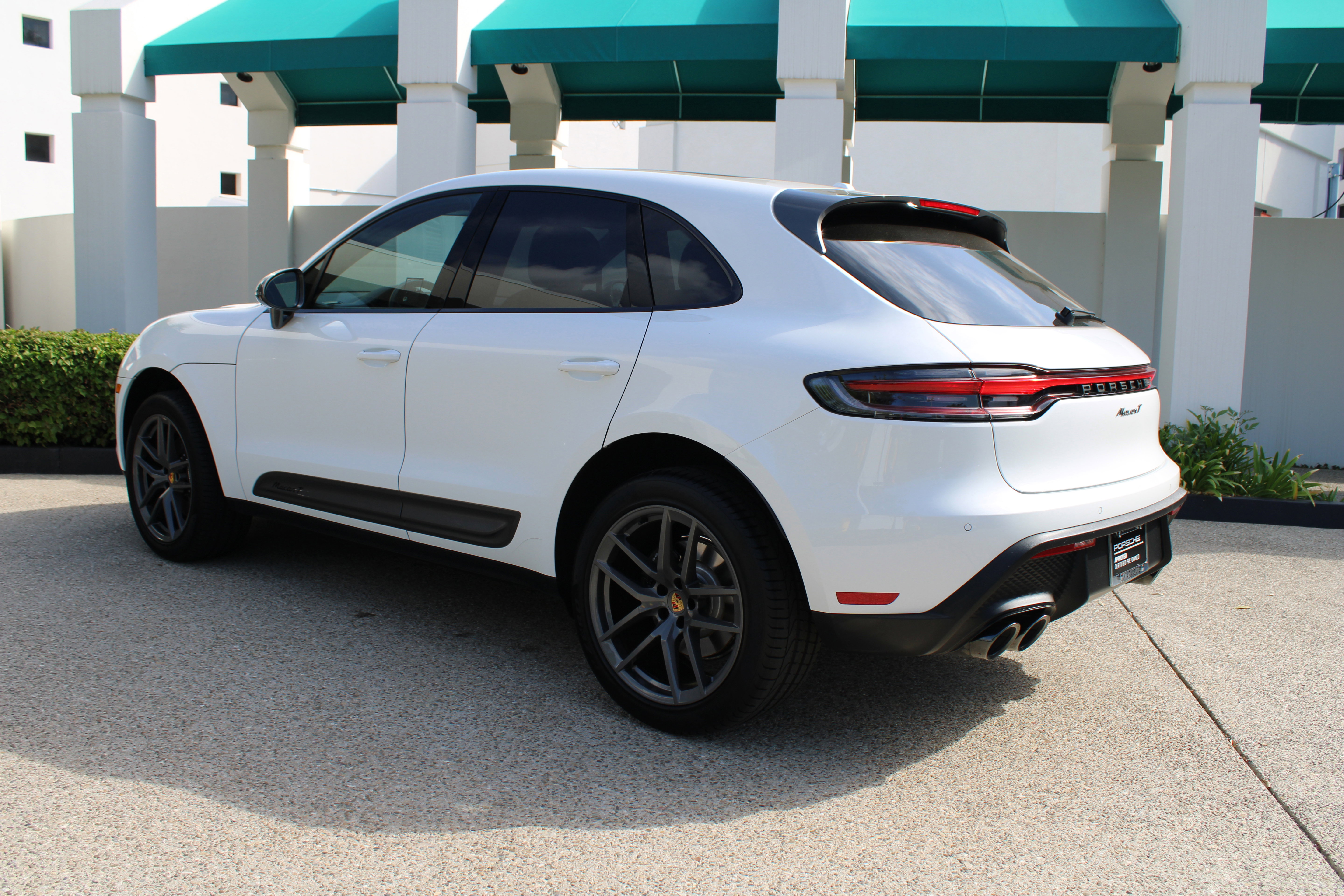 Certified 2025 Porsche Macan Turbo image 3