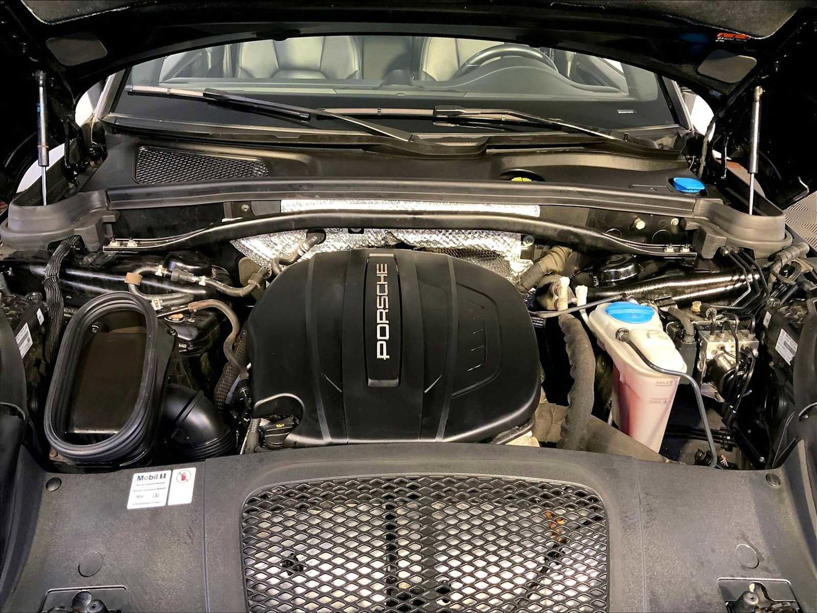 Certified 2018 Porsche Macan AWD/4WD image 32