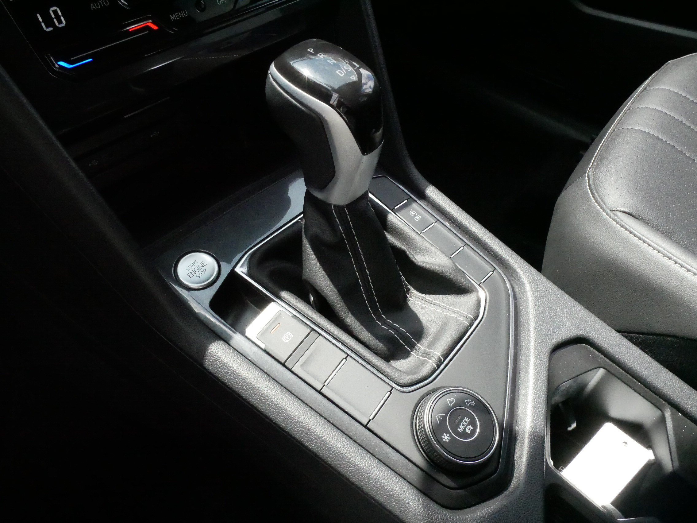 Used 2024 Volkswagen Tiguan SE AWD/4WD image 24