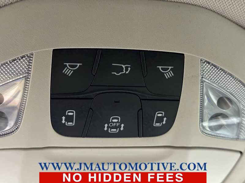 Used 2021 Chrysler Pacifica Touring-L image 39