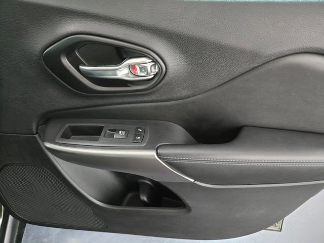 Used 2021 Jeep Cherokee Latitude FWD image 24