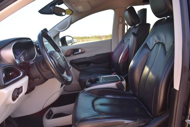 Used 2018 Chrysler Pacifica Touring-L Plus FWD image 25
