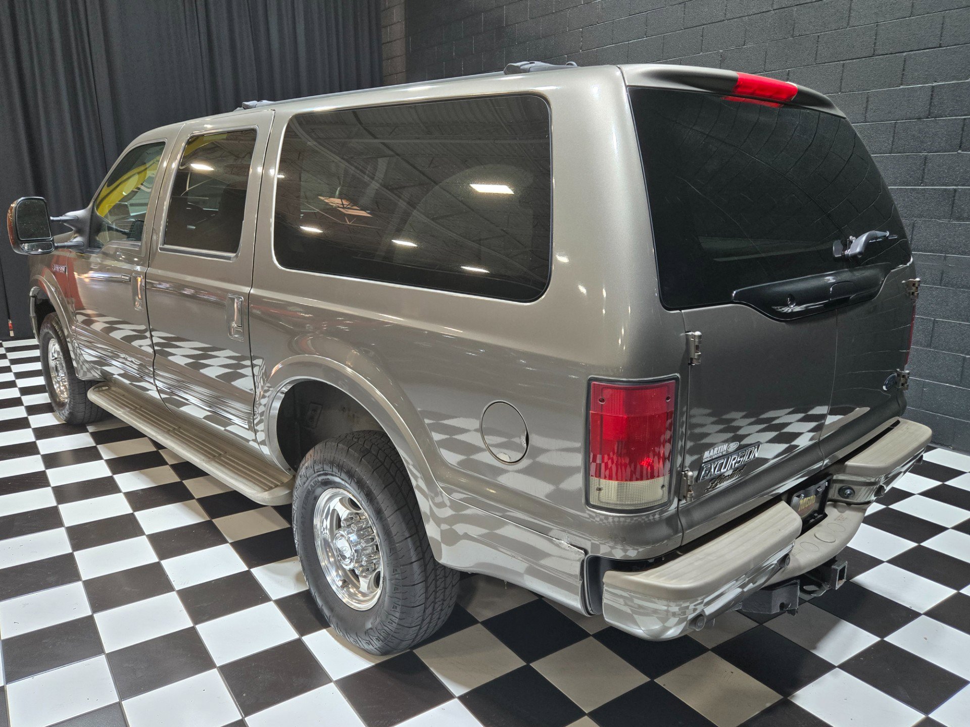 Used 2005 Ford Excursion Limited image 3