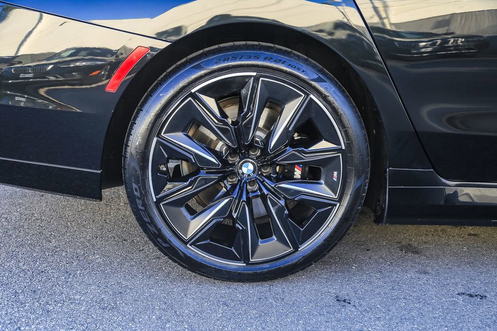 Used 2025 BMW 750e xDrive w/ Premium Package AWD/4WD image 8