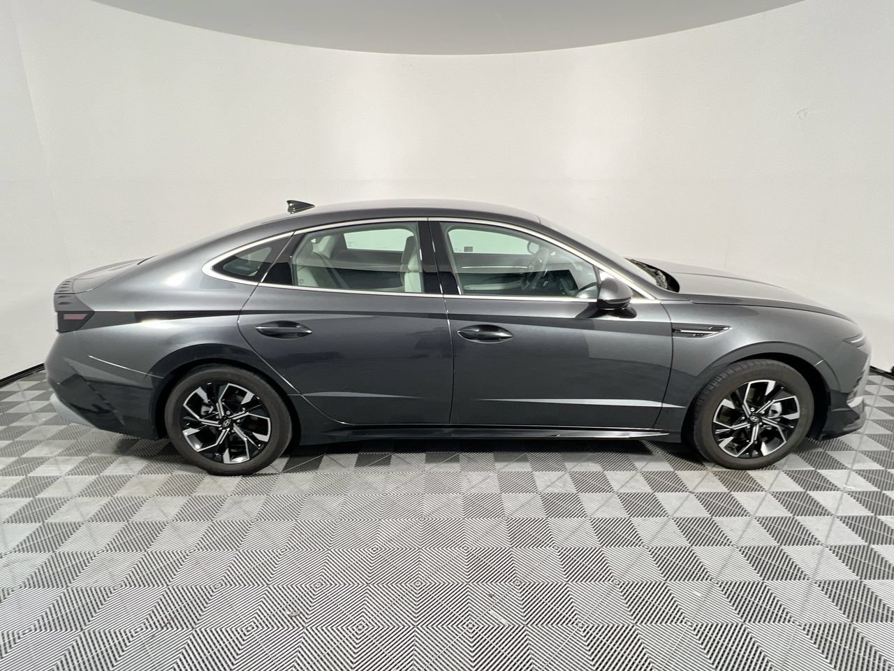 Used 2024 Hyundai Sonata SEL FWD image 2