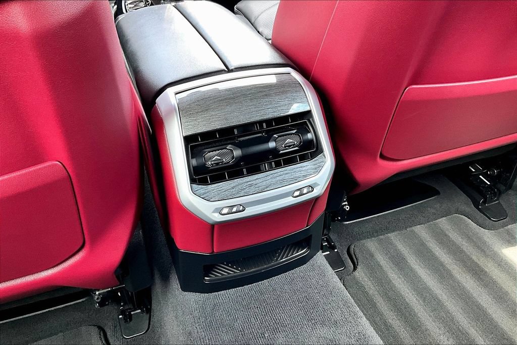 Used 2023 BMW 740i w/ Parking Assistance Package RWD image 10