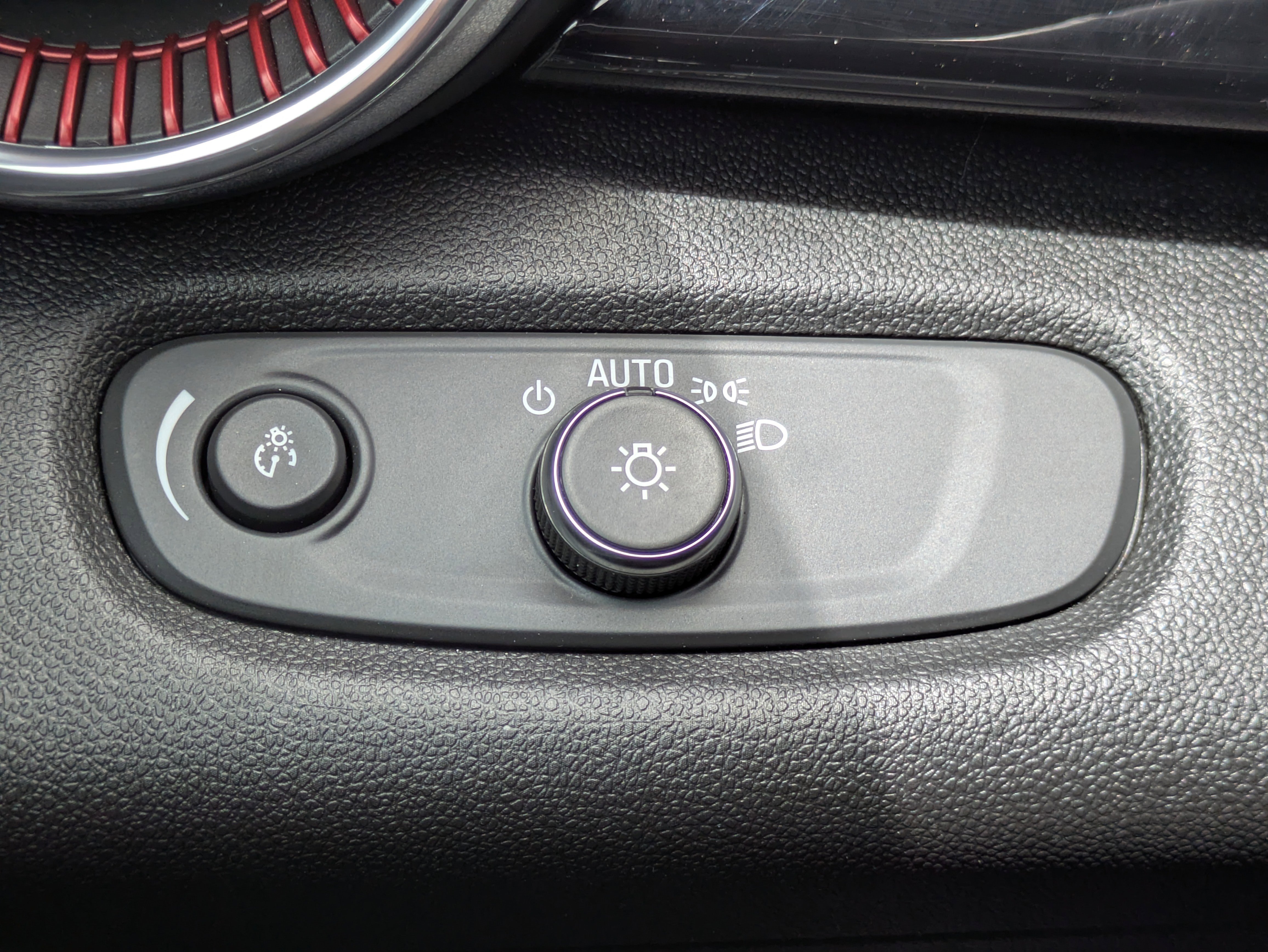 Used 2025 Chevrolet Trax RS w/ Sunroof Package FWD image 15