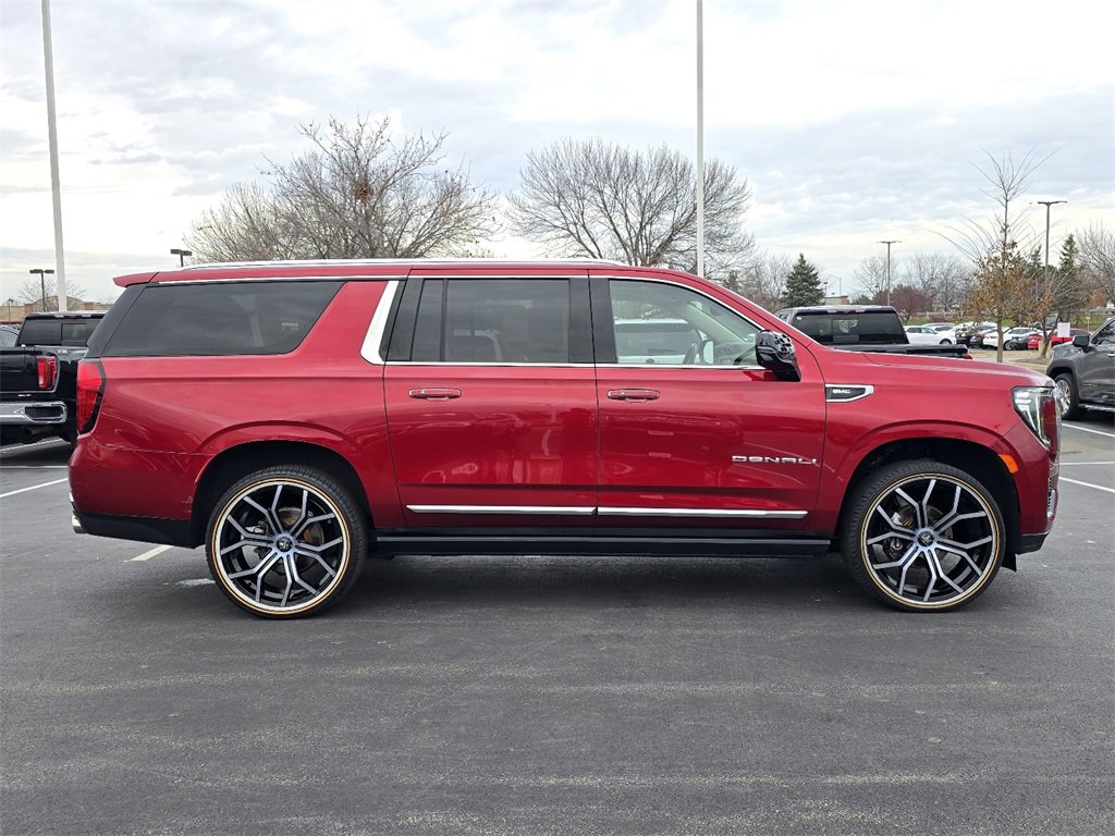 Used 2021 GMC Yukon XL Denali w/ Denali Premium Package image 9