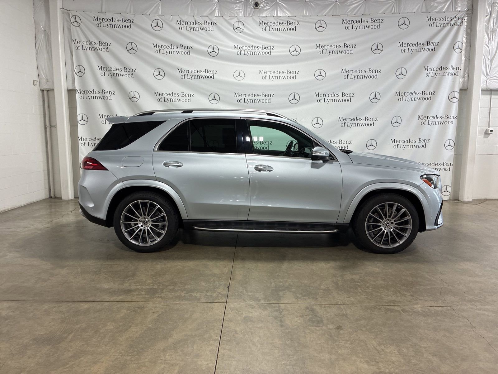 Used 2025 Mercedes-Benz GLE 450 4MATIC w/ AMG Line Exterior image 3