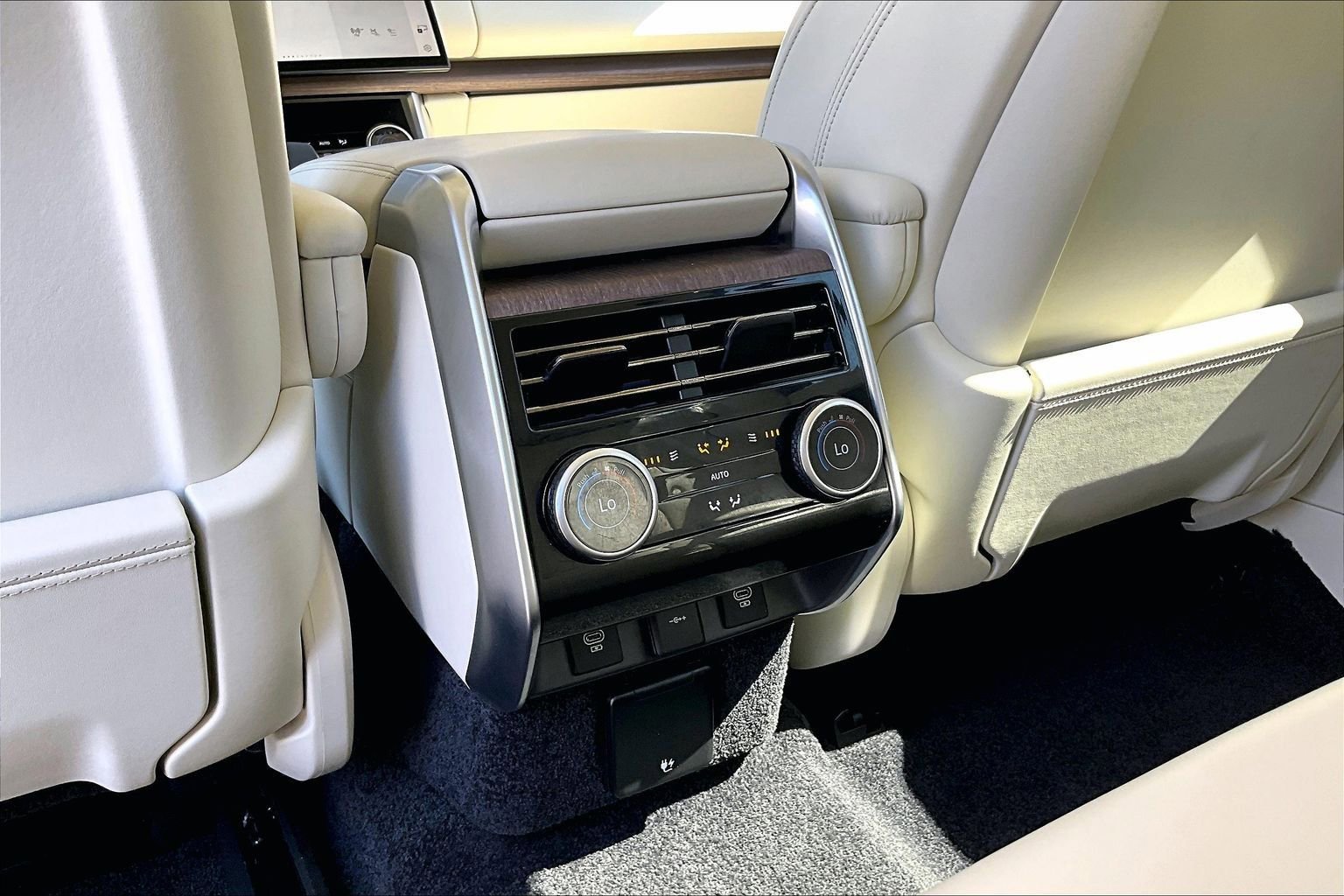 Certified 2023 Land Rover Range Rover SE AWD/4WD image 34