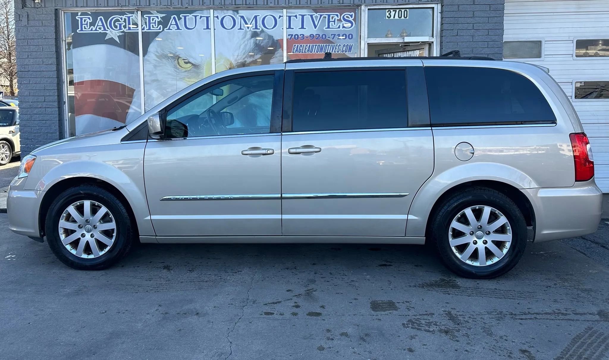 Used 2016 Chrysler Town & Country Touring FWD image 6