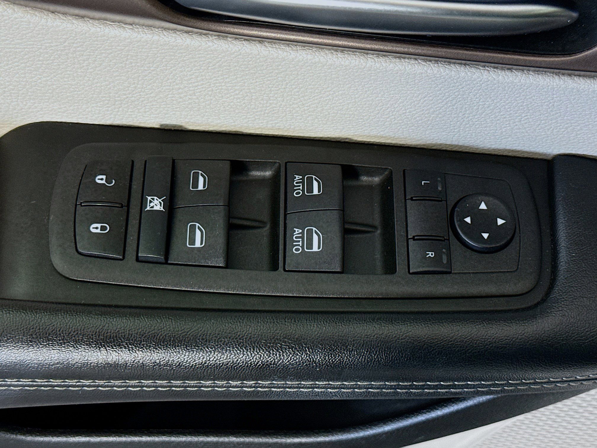 Used 2022 Chrysler Voyager LX FWD image 24