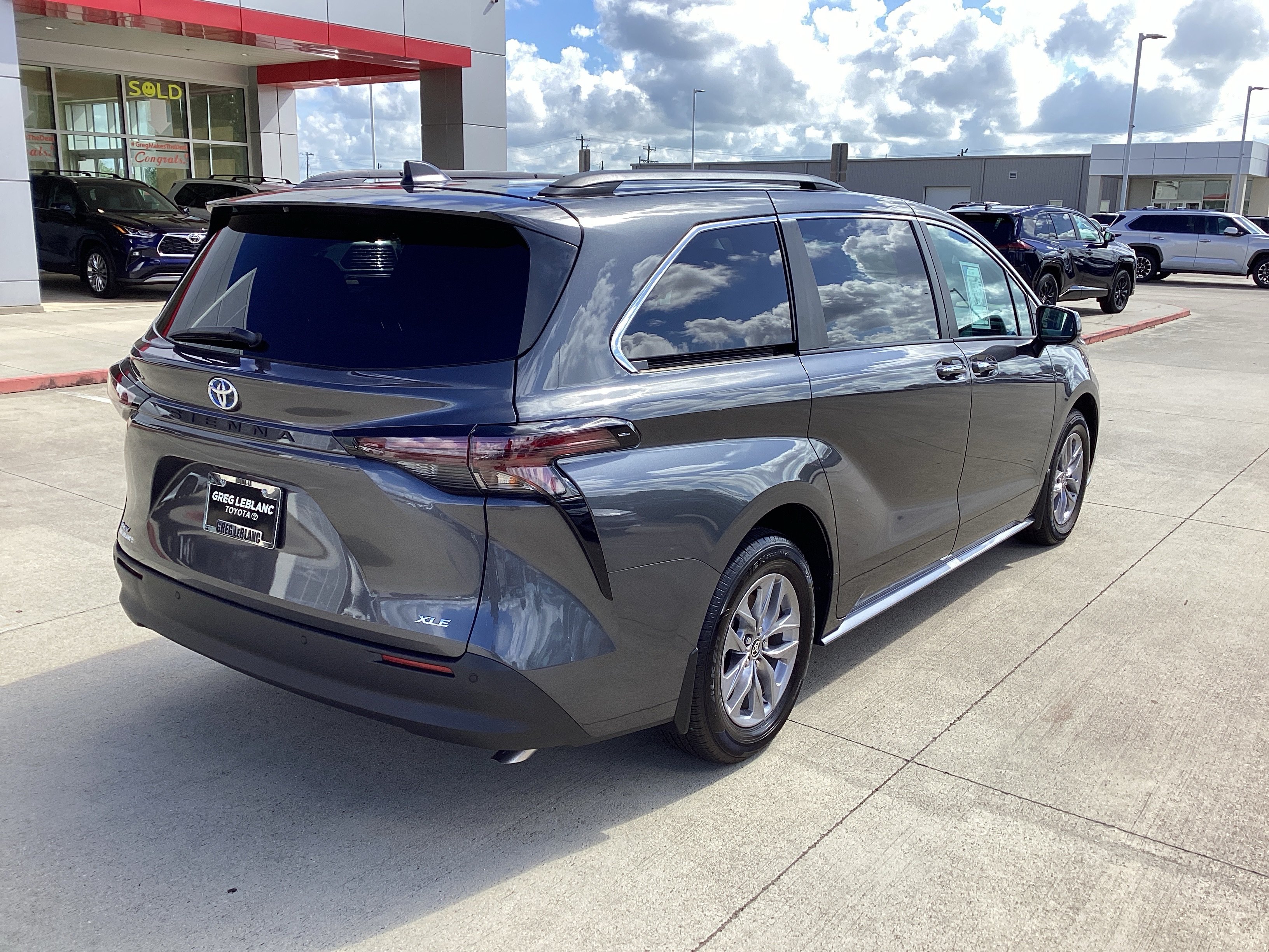 Used 2025 Toyota Sienna XLE w/ XLE Plus Package FWD image 7
