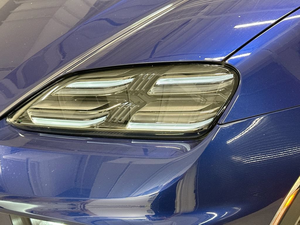 Used 2025 Porsche Macan 4S Electric AWD/4WD image 31