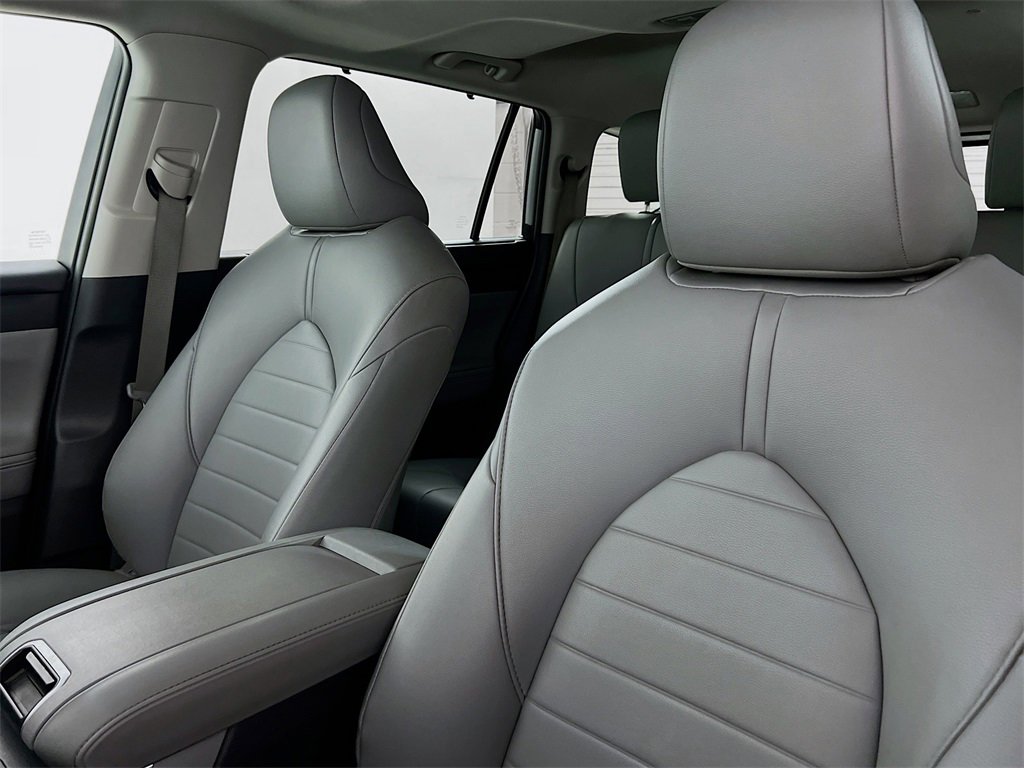 Used 2021 Toyota Highlander XLE image 11