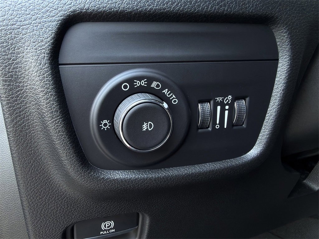 New 2025 Jeep Grand Cherokee Limited w/ Black Appearance Package image 18