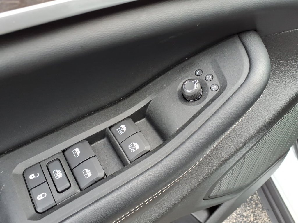 Used 2025 Jeep Grand Cherokee Limited w/ Black Appearance Package AWD/4WD image 9
