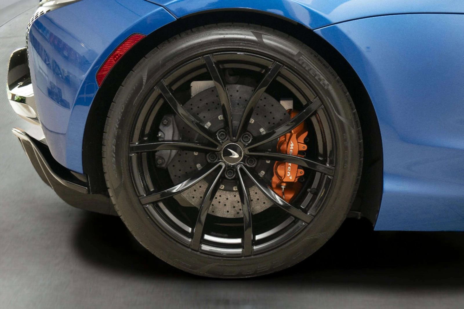 Used 2023 McLaren Artura RWD image 35