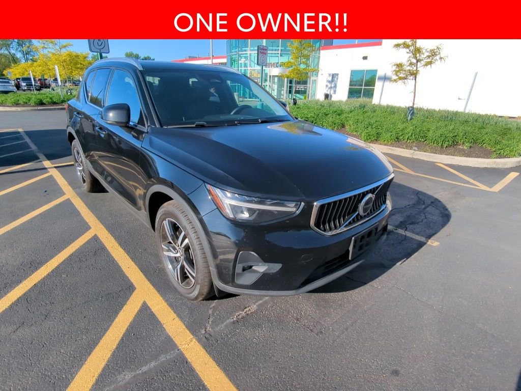 Used 2023 Volvo XC40 B5 Plus image 3