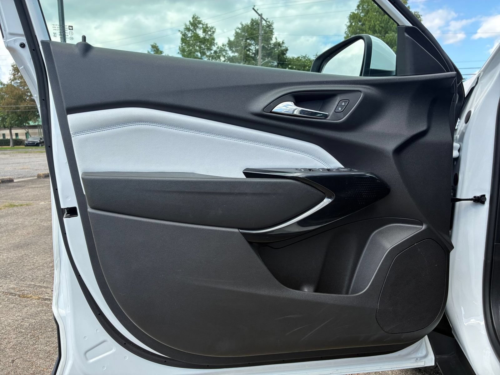 Used 2025 Chevrolet Trax LT FWD image 15