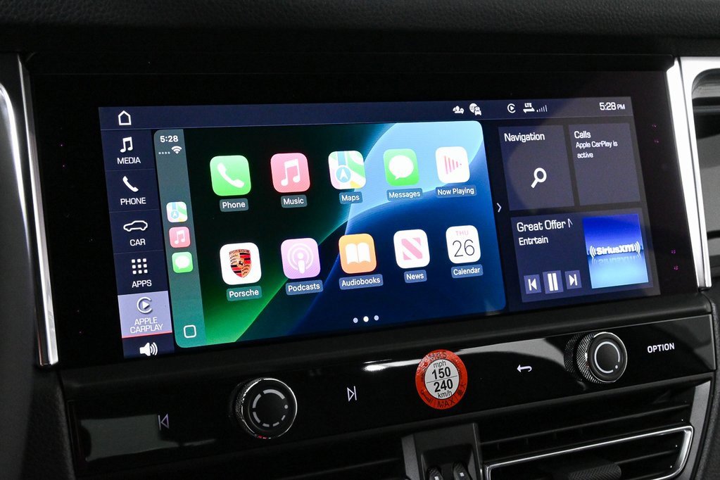 Certified 2025 Porsche Macan image 16