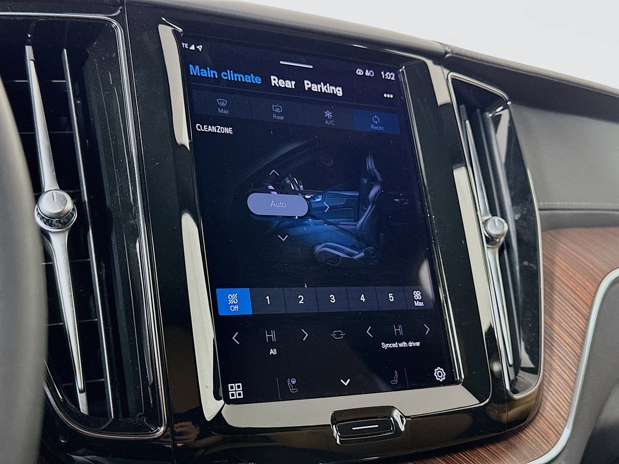 Used 2023 Volvo XC60 B5 Ultimate w/ Climate Package image 24