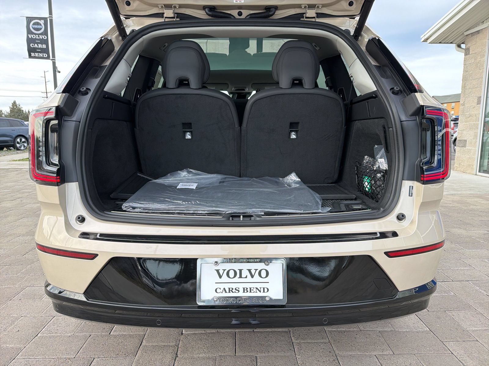 New 2025 Volvo EX90 Plus w/ Protection Package Premier AWD/4WD image 9
