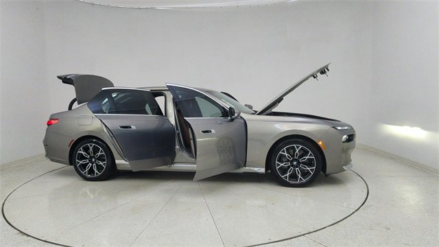 Used 2025 BMW i7 eDrive50 image 75