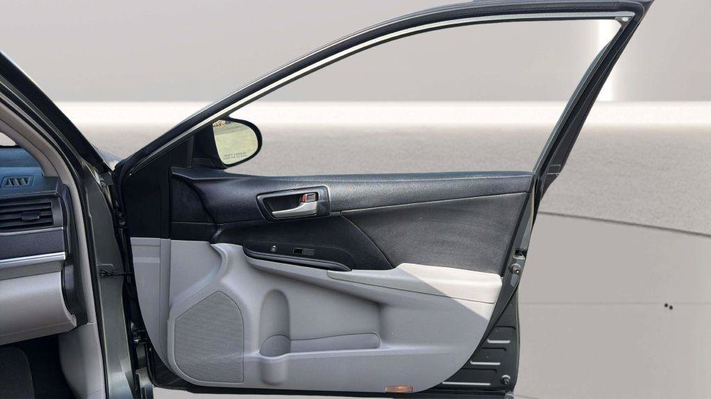 Used 2013 Toyota Camry LE FWD image 16