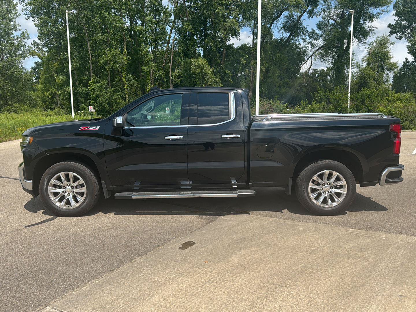 Used 2019 Chevrolet Silverado 1500 LTZ w/ LTZ Plus Package AWD/4WD image 2