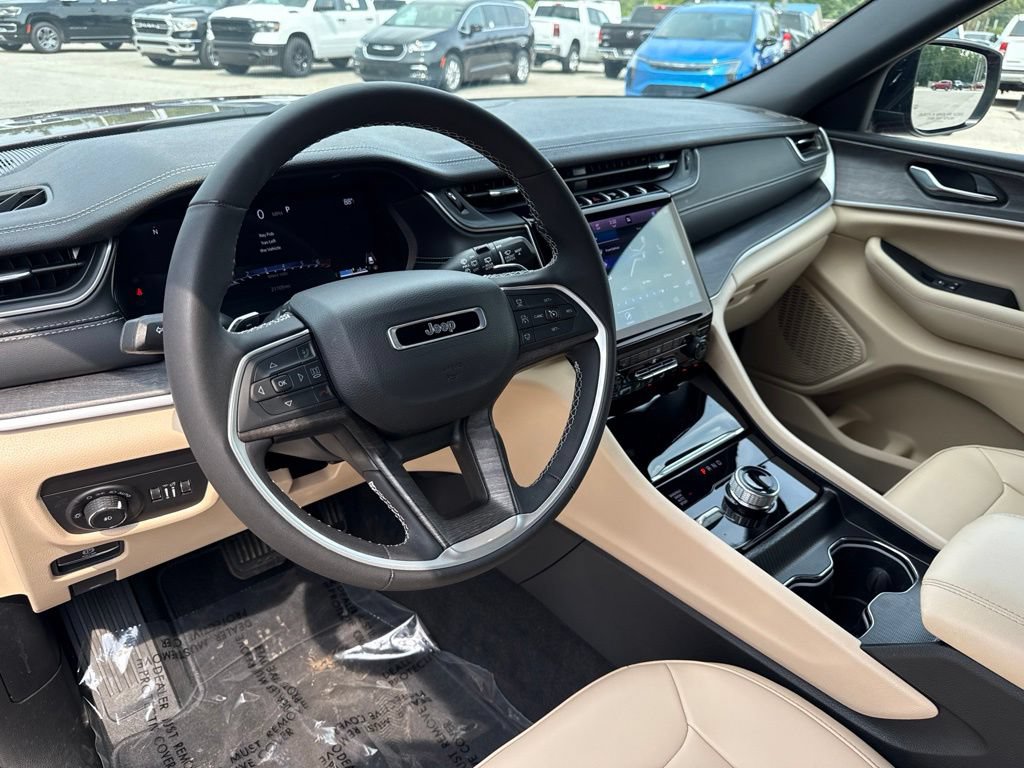 Used 2025 Jeep Grand Cherokee L Limited AWD/4WD image 2