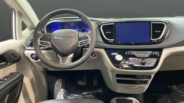 Used 2022 Chrysler Pacifica Touring-L FWD image 10